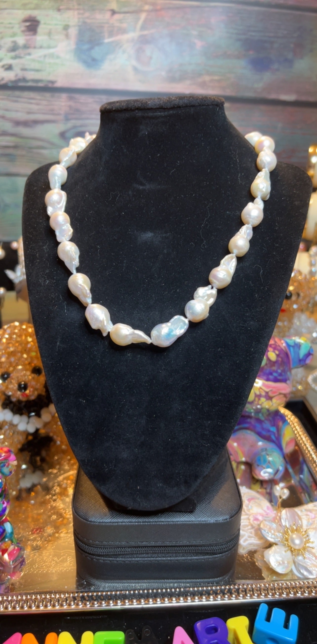 Flu white baroque necklace