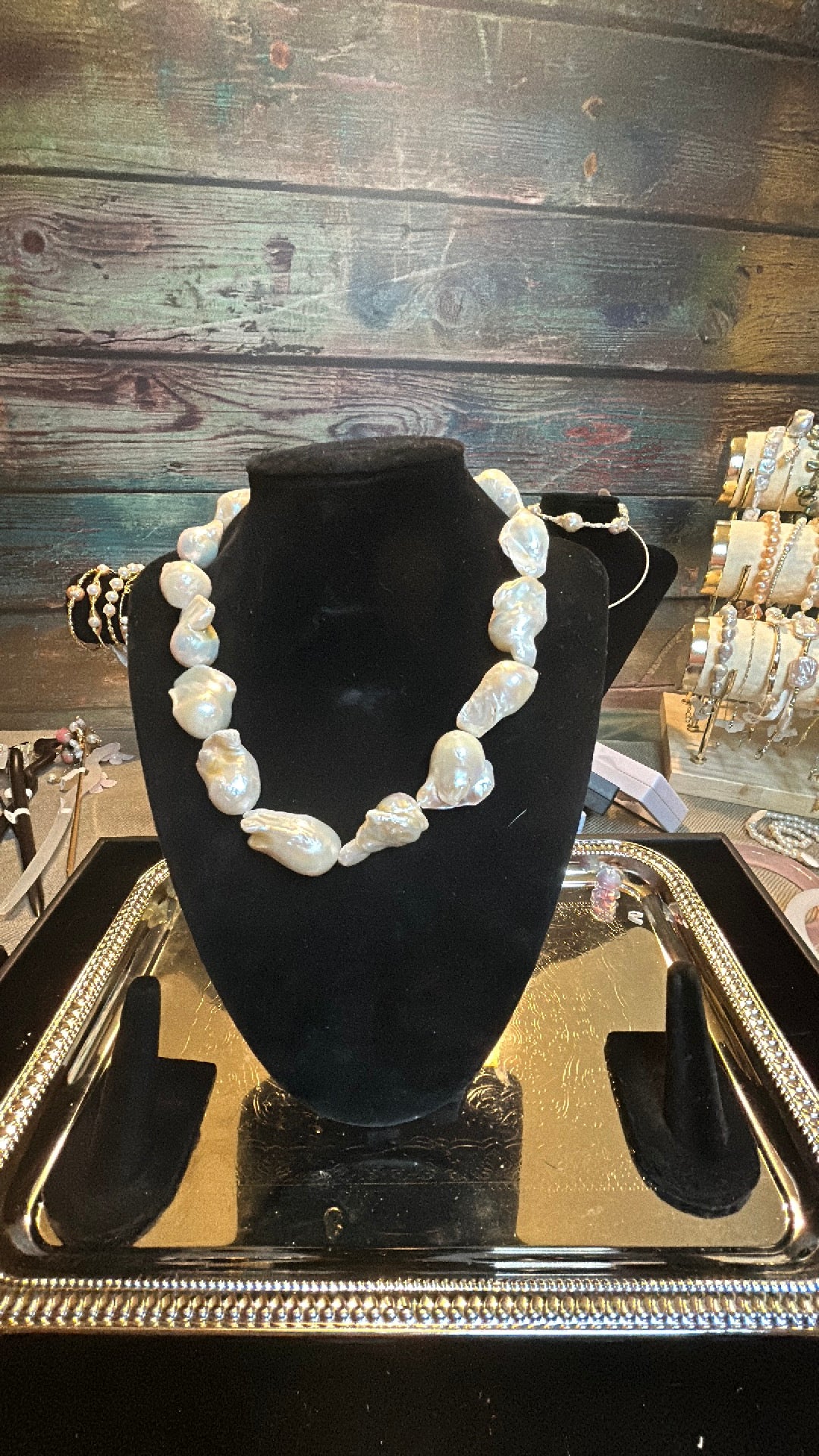 Perfect white full baroque necklace