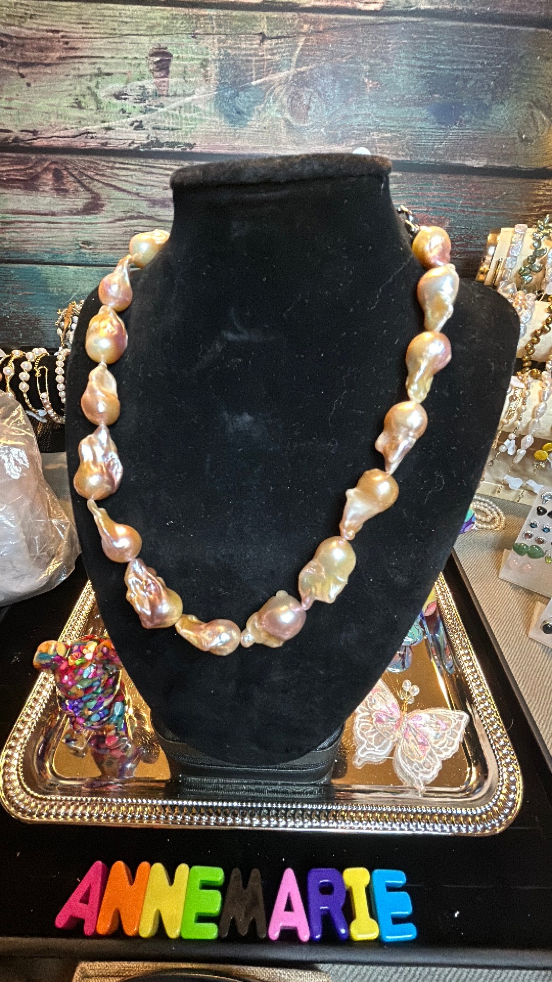 Natural color full baroque necklace