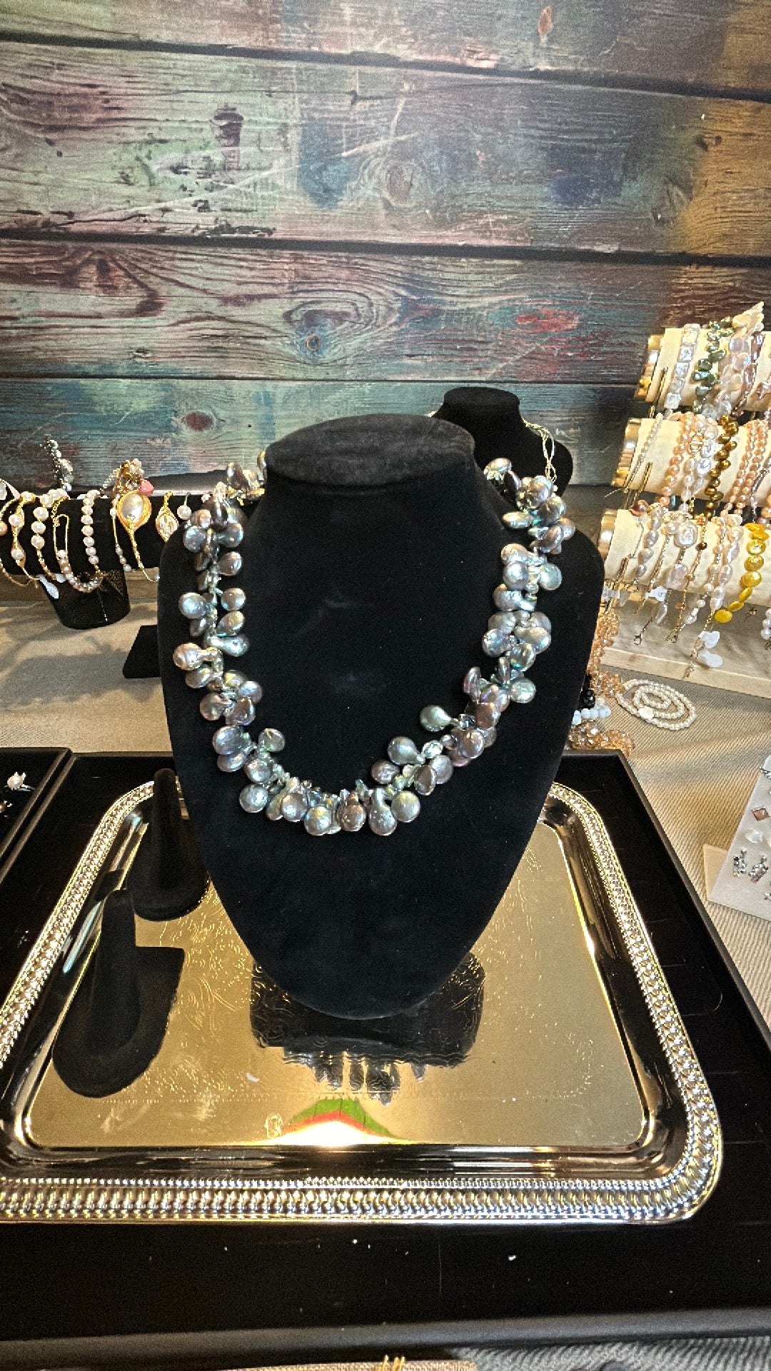 Rainbow green petal pearl necklace