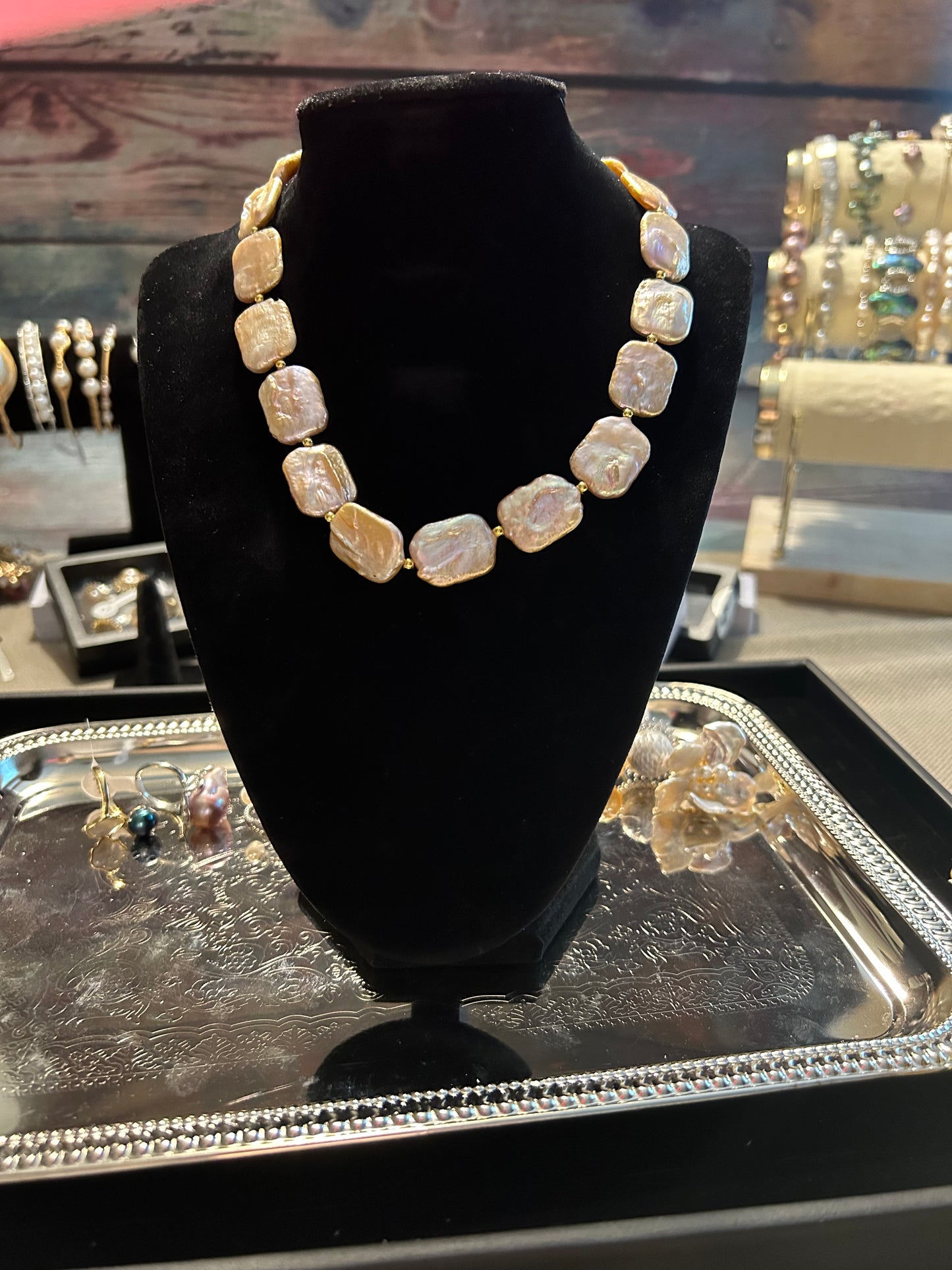 Peach retangular baroque necklace