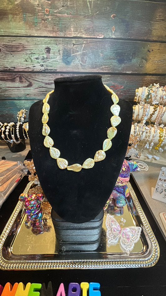 Golden teardrop baroque necklace