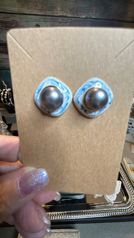 Grey freshwater pearl in a ceramic setting