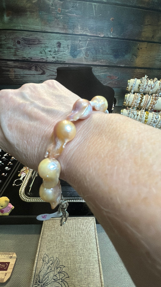 Gorgeous king baroque peach & gold bracelet