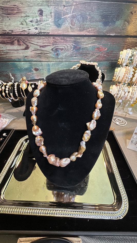 Gorgeous peach & golden full baroque necklace