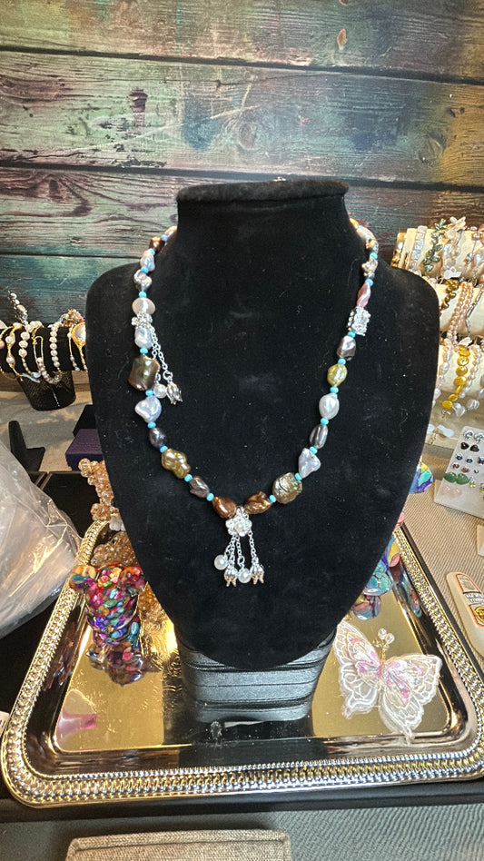 Mixed pearl necklace with silver accents
