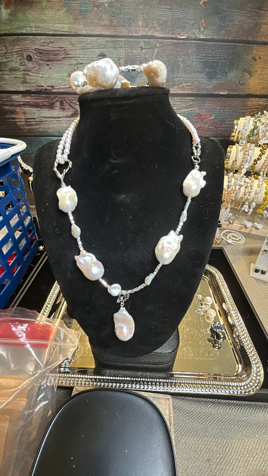 Mixed white baroque & freshwater pearl necklace & bracelet set with pendant