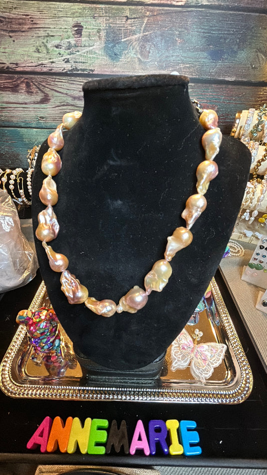 Natural color full baroque necklace