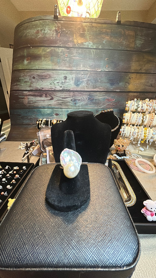 King baroque white ring