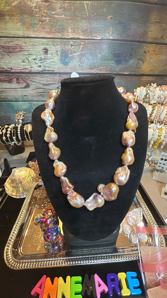 Perfectly natural champagne full baroque necklace