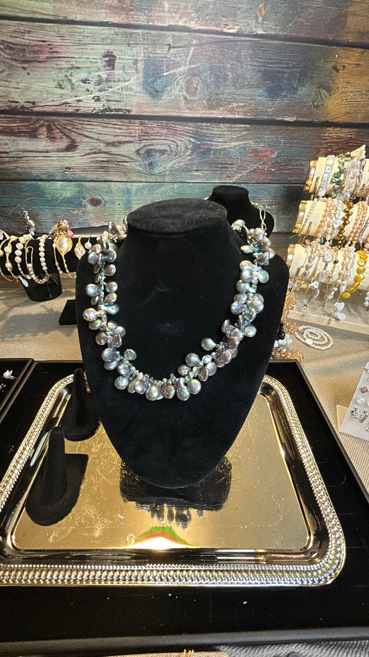 Rainbow green petal pearl necklace