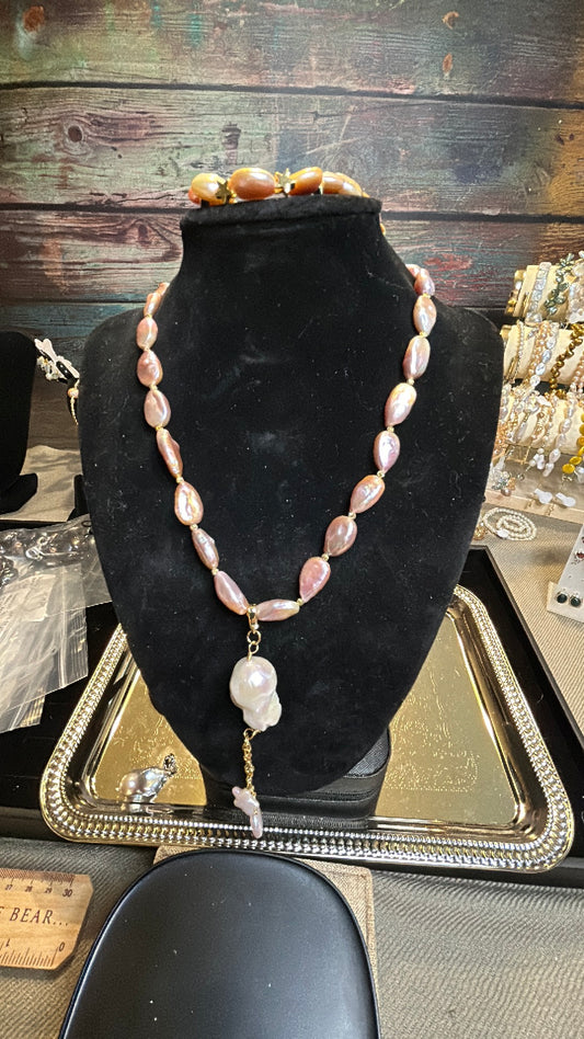 Gorgeous teardrops shaped baroque with a large baroque pendant & matching bracelet